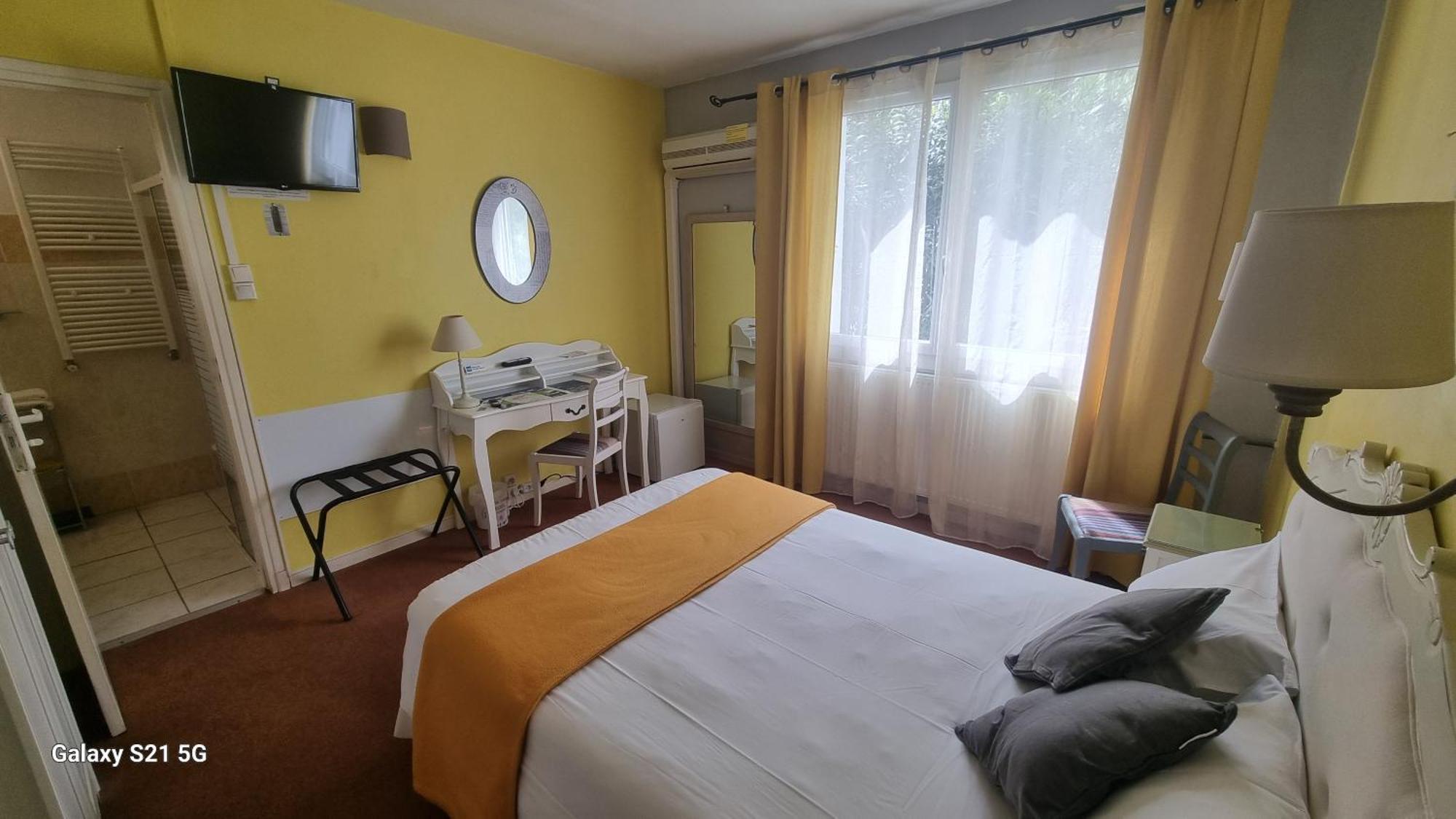 Hotel Du Tricastin П'єрлат Екстер'єр фото
