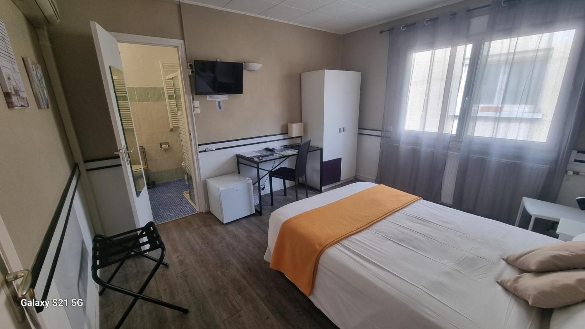 Hotel Du Tricastin П'єрлат Екстер'єр фото